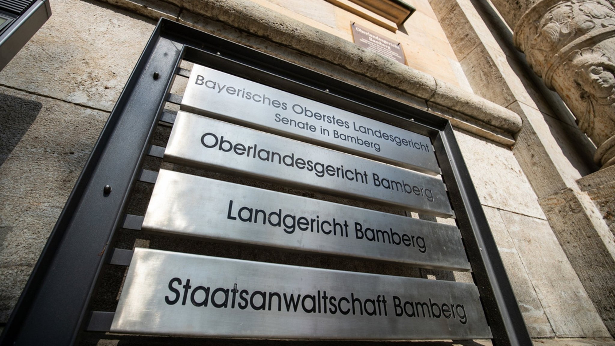 Blick auf das Eingangsschild am Landgericht Bamberg