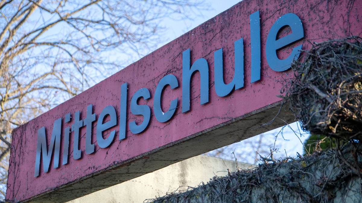(Symbolbild) Der Schriftzug "Mittelschule" ist an der Mauer eines Schulhofs zu lesen. | Bild: picture alliance/dpa | Pia Bayer (Symbolbild) Der Schriftzug "Mittelschule" ist an der Mauer eines Schulhofs zu lesen.