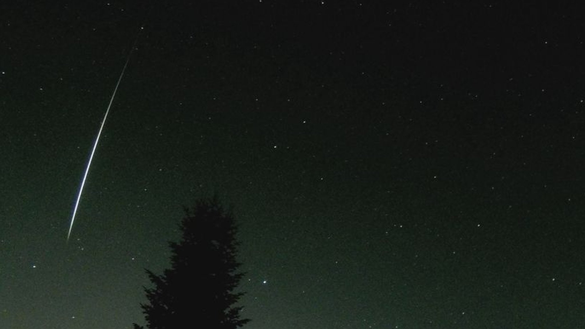 dpatopbilder - 19.02.2025, Niedersachsen, Harpstedt: In den frühen Morgenstunden des 19.02.2025 erhellt ein Lichtschweif den Nachthimmel für einige Sekunden. Verglühende Raketenteile sind in der Nacht auf Mittwoch über Deutschland zu sehen gewesen. Wie ein Sprecher des Weltraumkommandos der Bundeswehr im nordrhein-westfälischen Uedem mitteilte, habe es sich um einen unkontrollierten Wiedereintritt eines Teils einer Falcon-9-Rakete in die Atmosphäre gehandelt. Foto: Thomas Lindemann/Nord-West-Media TV/dpa +++ dpa-Bildfunk +++