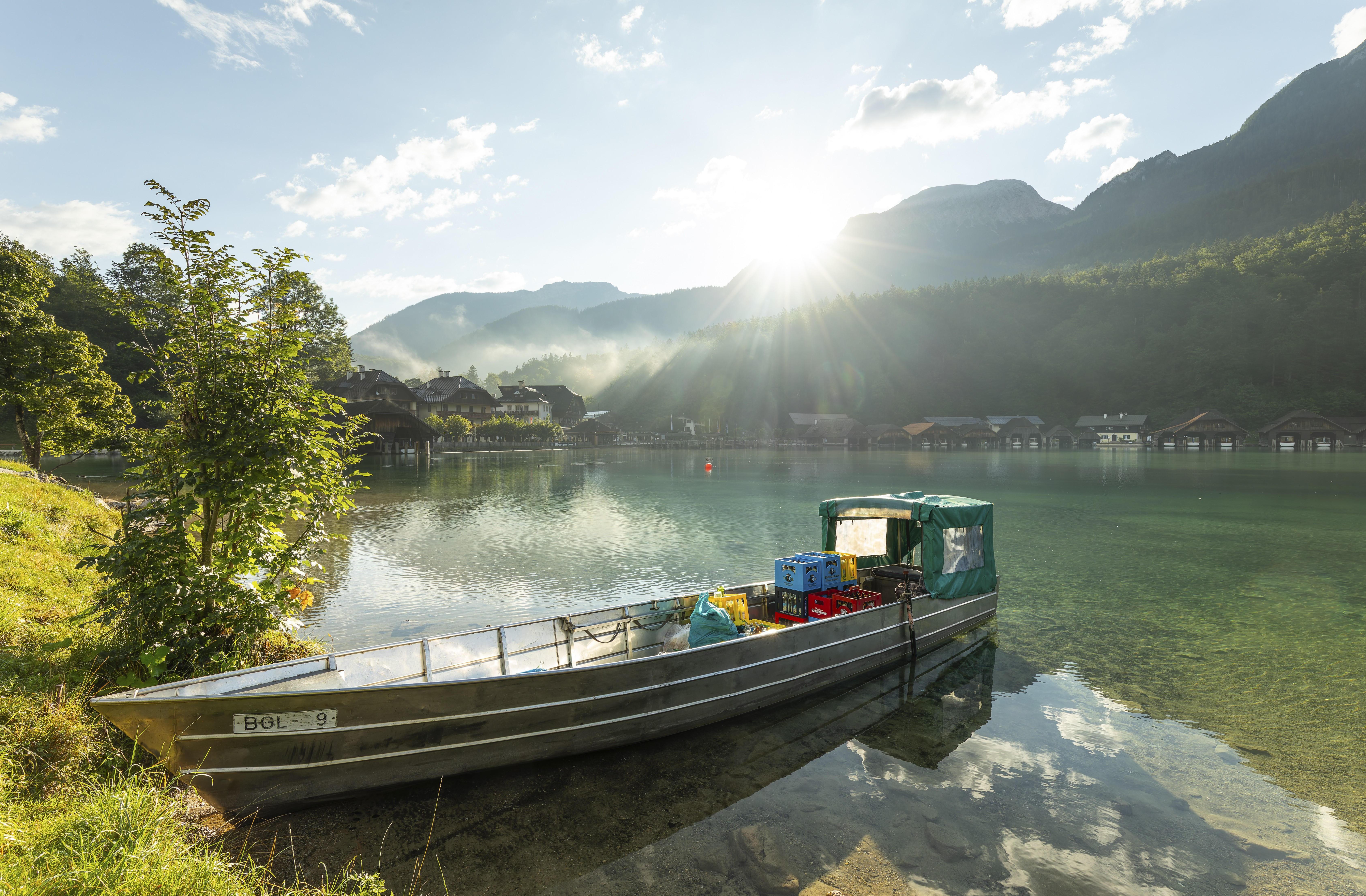 Zur Wochenmitte könnte es in Schönau am Königssee wieder so aussehen: Die Sonne strahlt hinter den Bergen hervor.