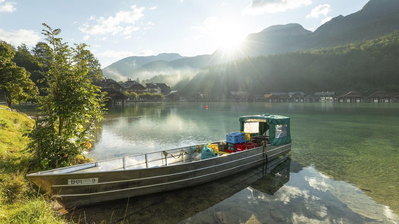 Zur Wochenmitte könnte es in Schönau am Königssee wieder so aussehen: Die Sonne strahlt hinter den Bergen hervor. | Bild: picture alliance / imageBROKER | Jiri Viehmann Zur Wochenmitte könnte es in Schönau am Königssee wieder so aussehen: Die Sonne strahlt hinter den Bergen hervor.