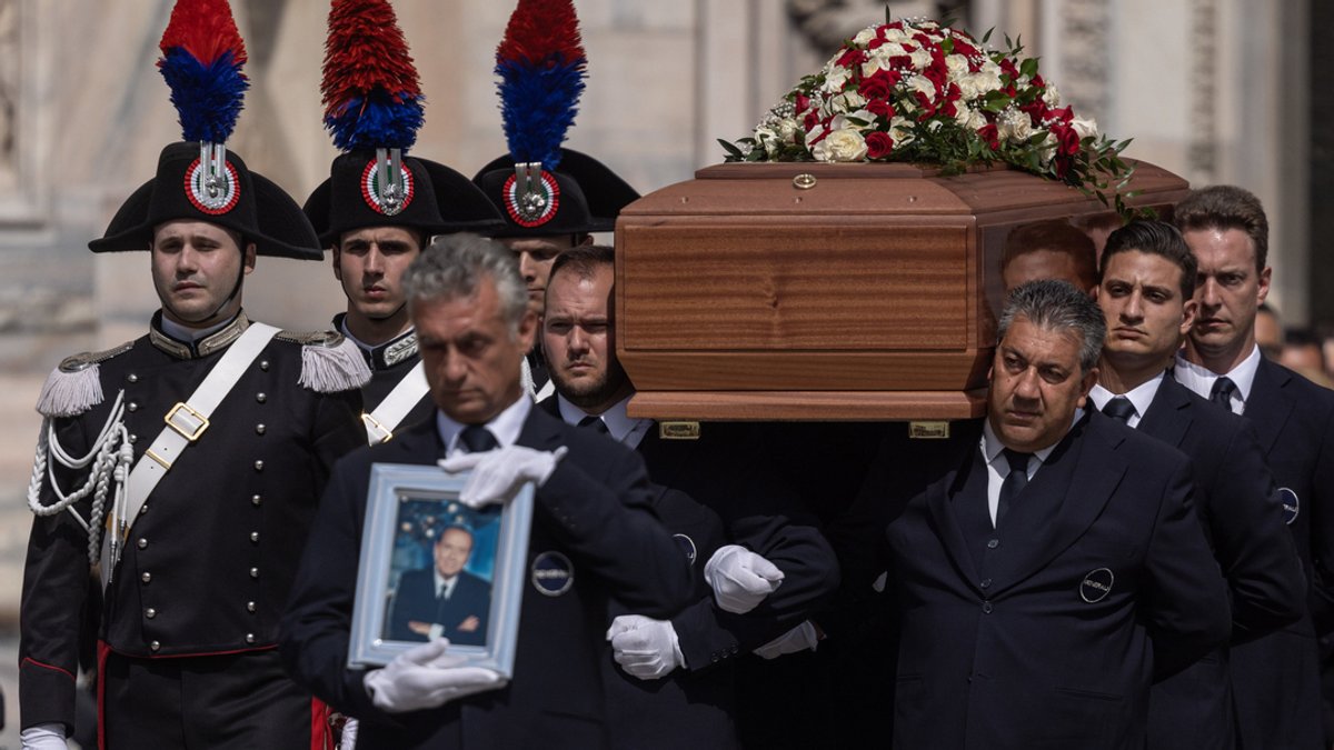 Tausende versammeln sich zu Staatsbegräbnis von Berlusconi 