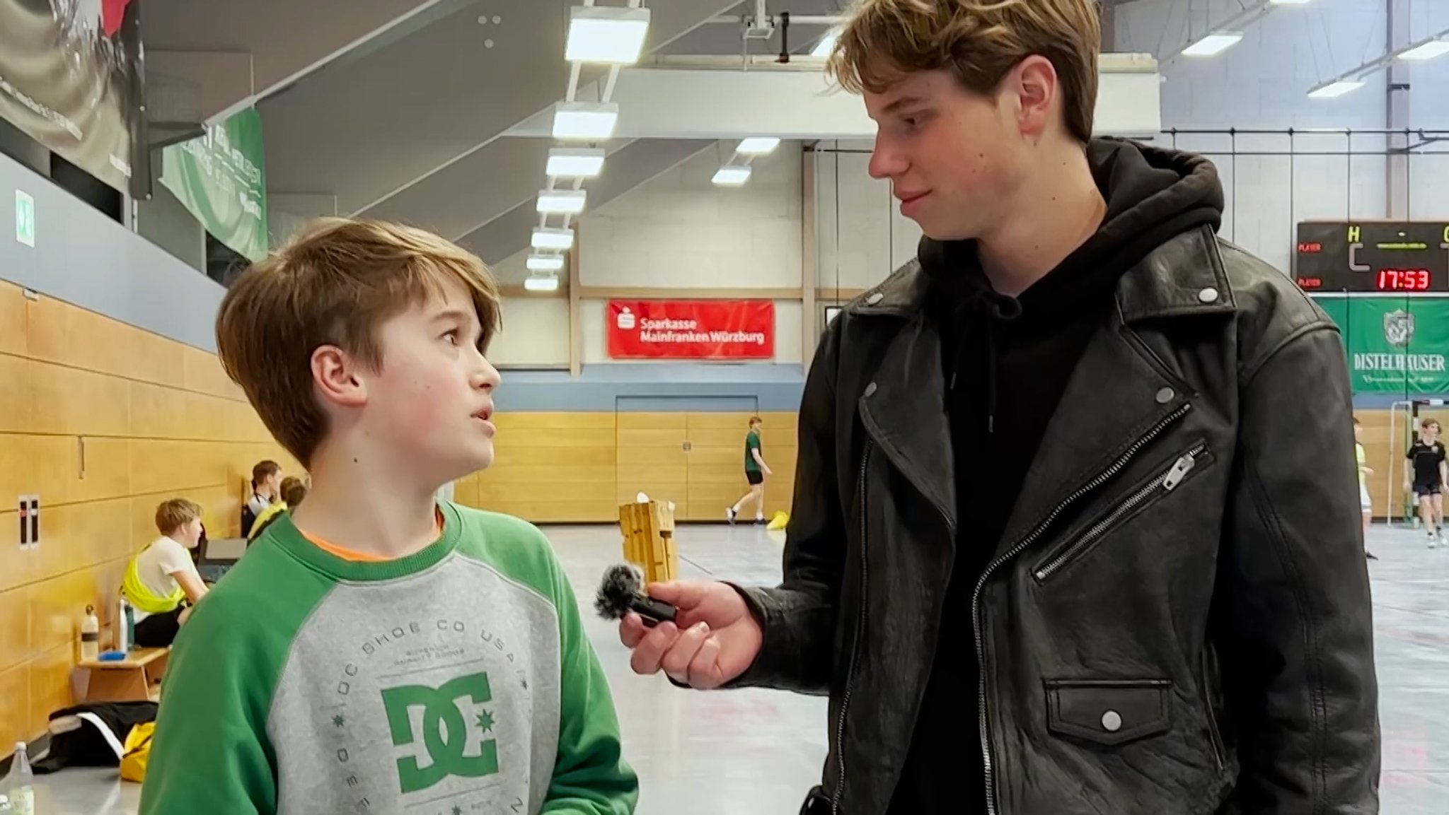 Der TikToker Noah Plank interviewt einen Nachwuchs-Spieler der DJK Waldbüttelbrunn. 