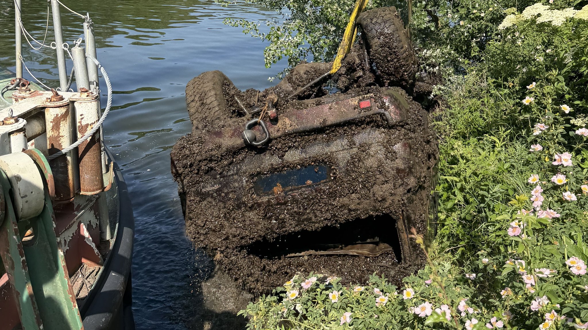 Ein Autowrack wird an einem Seil aus dem Main-Donau-Kanal geborgen. | Bild: Polizei Oberfranken Ein Autowrack wird an einem Seil aus dem Main-Donau-Kanal geborgen.