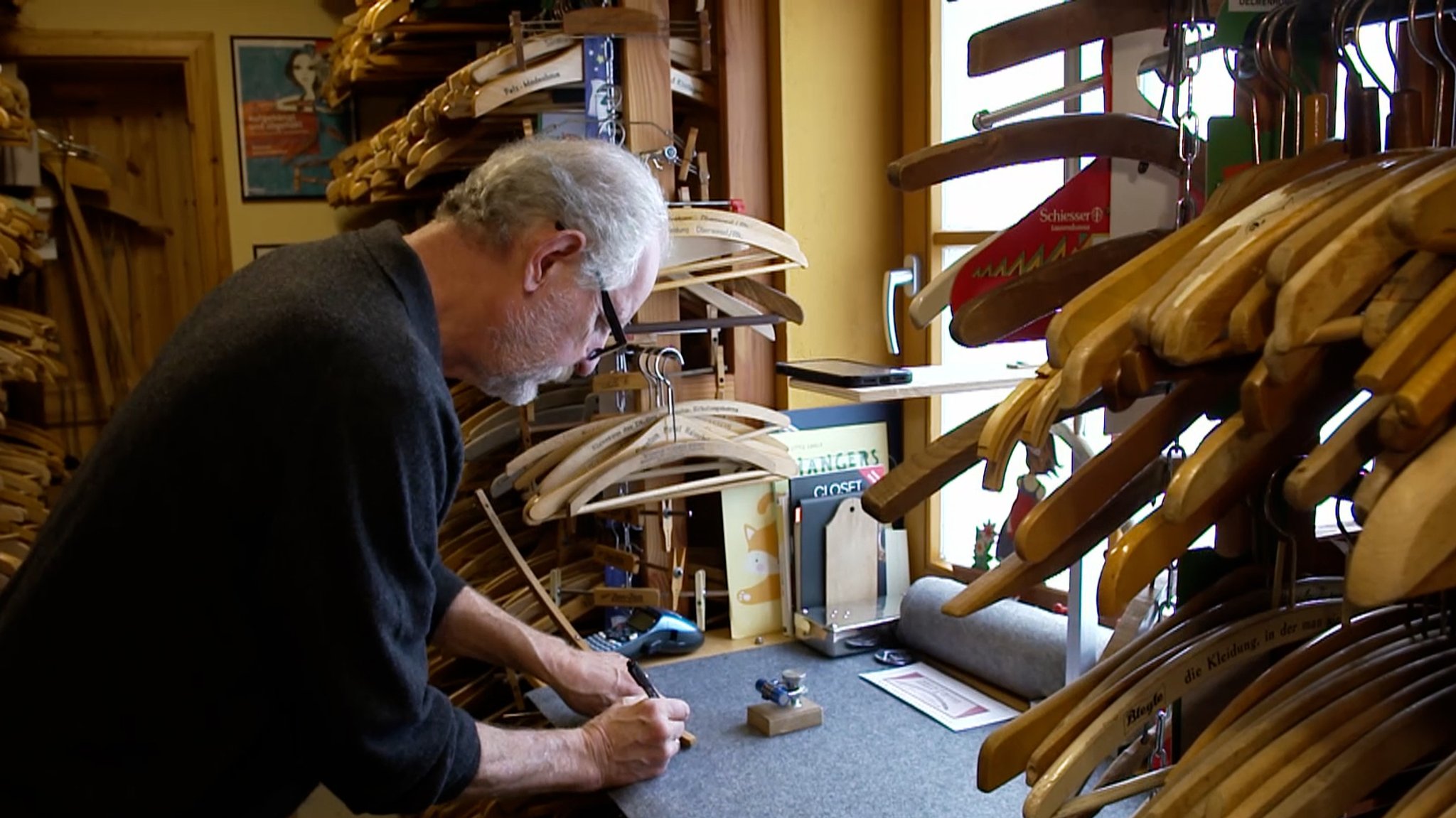 Matthias Dülp in seiner Kleiderbügelsammlung.