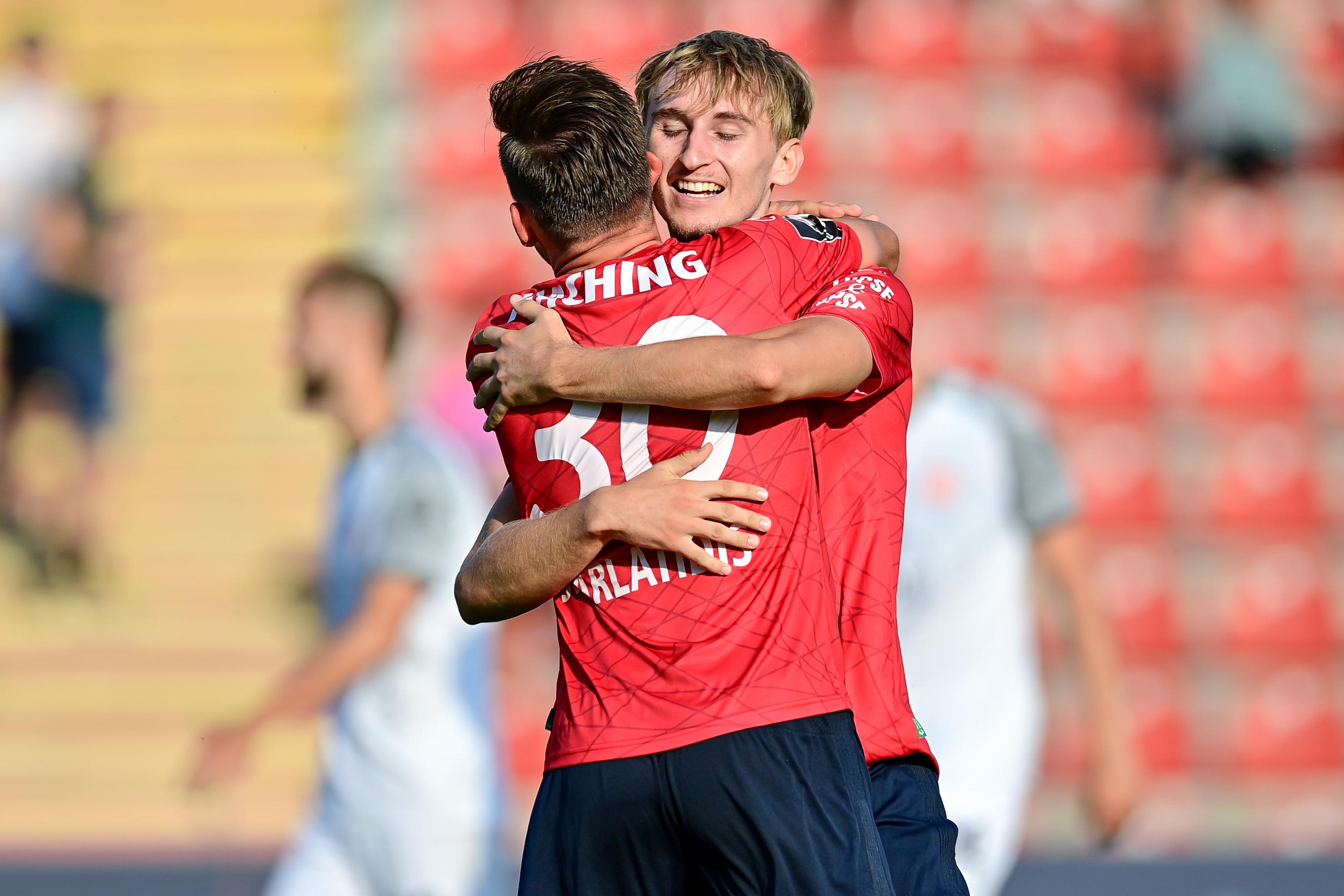 Unterhachinger Spieler umarmen sich