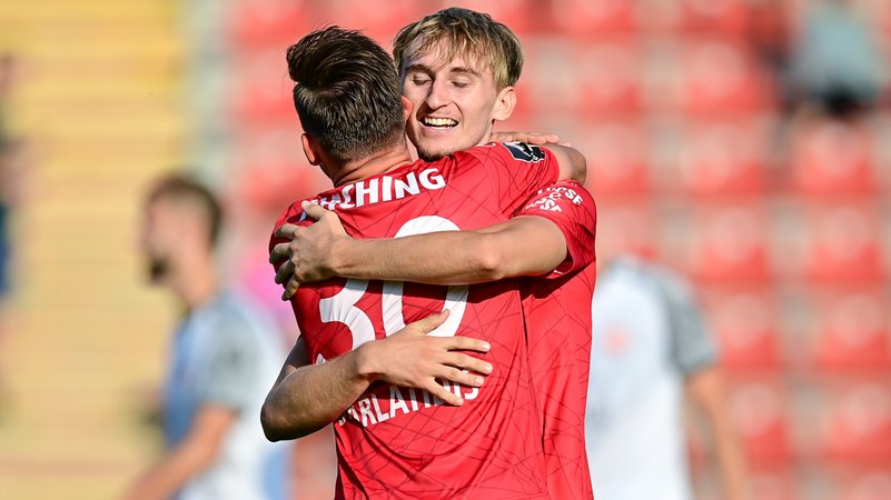 Unterhachinger Spieler umarmen sich | Bild: picture-alliance/dpa Unterhachinger Spieler umarmen sich