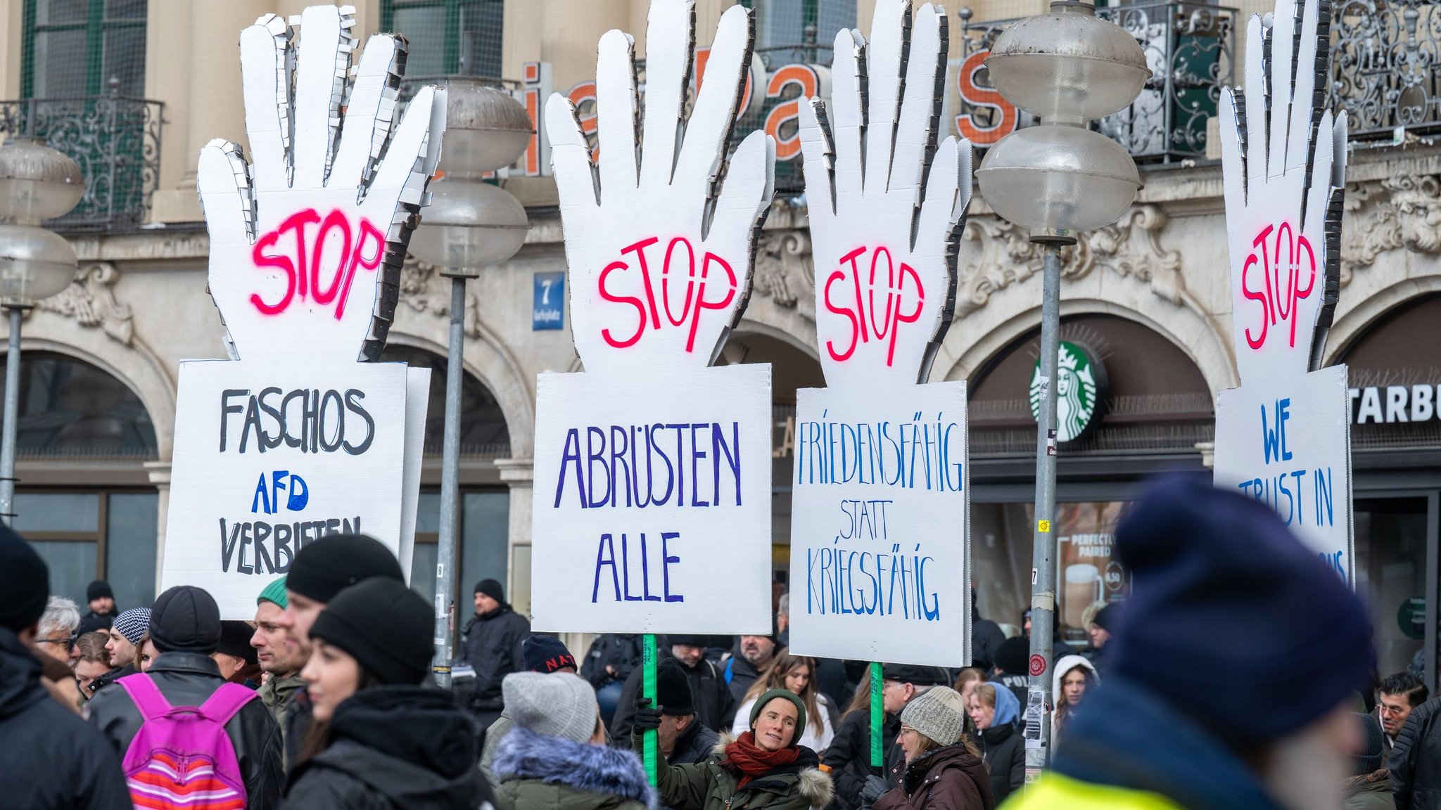 Während Politiker im Bayerischen Hof über globale Sicherheitsthemen beraten, wird in der Innenstadt gegen die Sicherheitskonferenz protestiert.