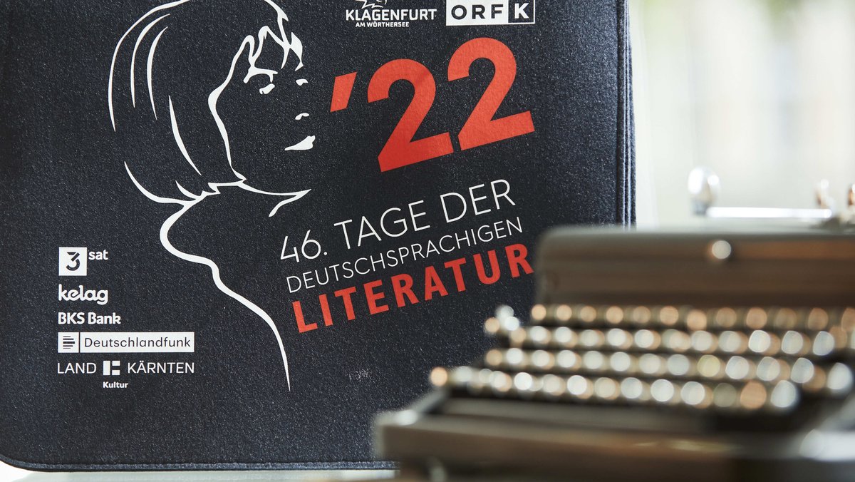 Plakat mit Klagenfurter Wettlesen und Ingeborg Bachmann im Hintergrund, im Vordergrund eine Schreibmaschine