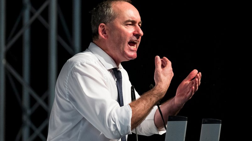 Hubert Aiwanger, Bundesvorsitzender, hält seine Eröffnungsrede zum Beginn des Bundesparteitags der Partei Freie Wähler. | Bild: dpa-Bildfunk/Daniel Vogl Hubert Aiwanger, Bundesvorsitzender, hält seine Eröffnungsrede zum Beginn des Bundesparteitags der Partei Freie Wähler.