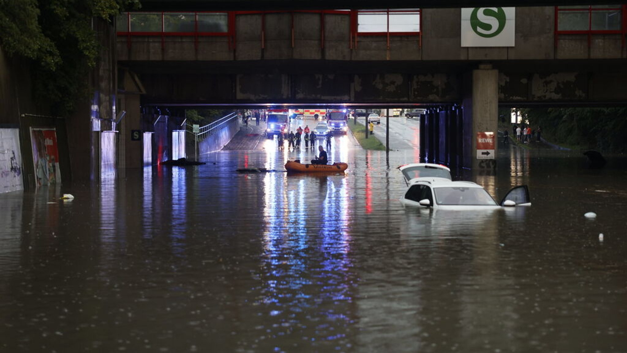 Nürnberg: Einsatzkräfte der Feuerwehr können nur noch mit einem Schlauchboot zu den Autos in einer überschwemmten Unterführung gelangen. Starkregen hat in Nürnberg am Donnerstagabend zu zahlreichen Einsätzen von Polizei und Feuerwehr geführt. Viele Keller und Tiefgaragen seien vollgelaufen, in Unterführungen seien Autos im Wasser stehen geblieben und Insassen eingeschlossen gewesen. 