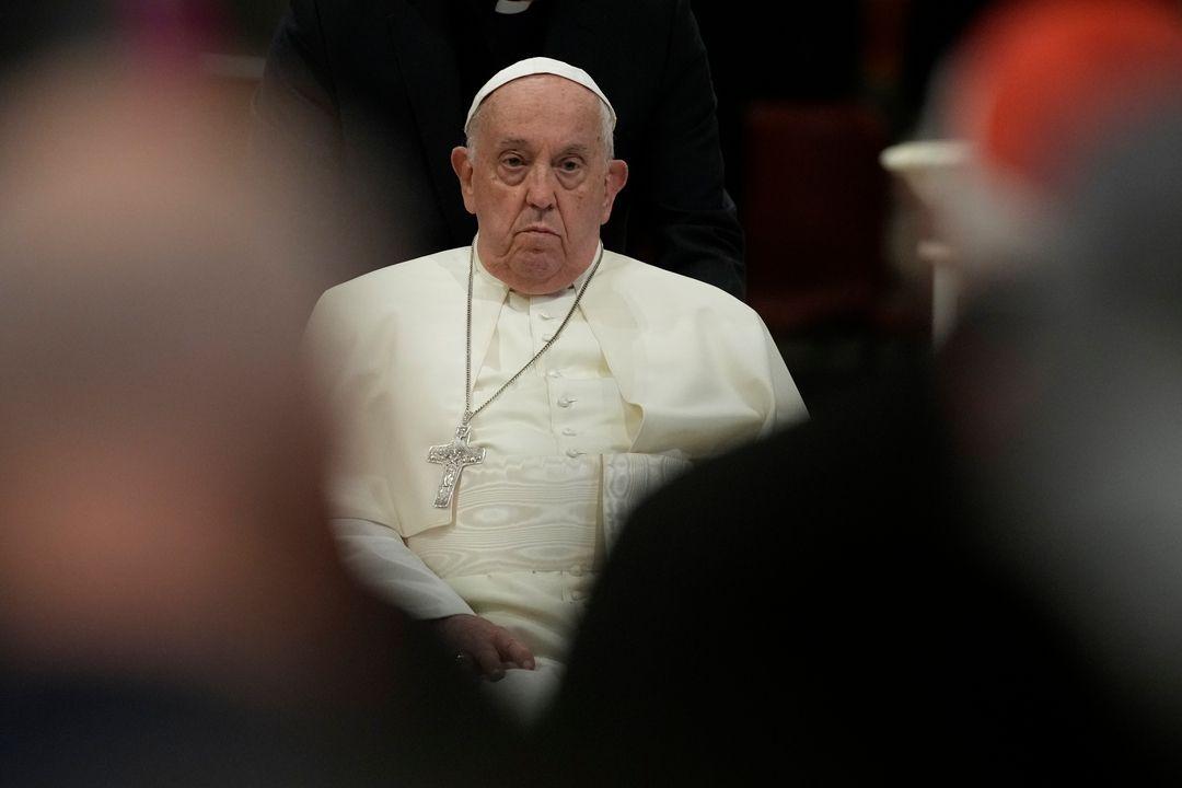 Papst Franziskus im weißen Gewand. Der Papst hat die Rituale für zukünftige  Papst-Beerdigungen überarbeitet. 