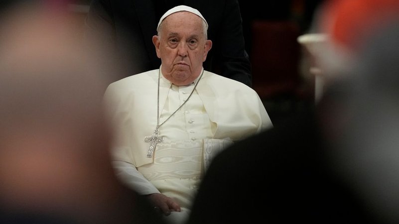 Papst Franziskus im weißen Gewand. Der Papst hat die Rituale für zukünftige Papst-Beerdigungen überarbeitet. | Bild: dpa-Bildfunk/Andrew Medichini Papst Franziskus im weißen Gewand. Der Papst hat die Rituale für zukünftige Papst-Beerdigungen überarbeitet.