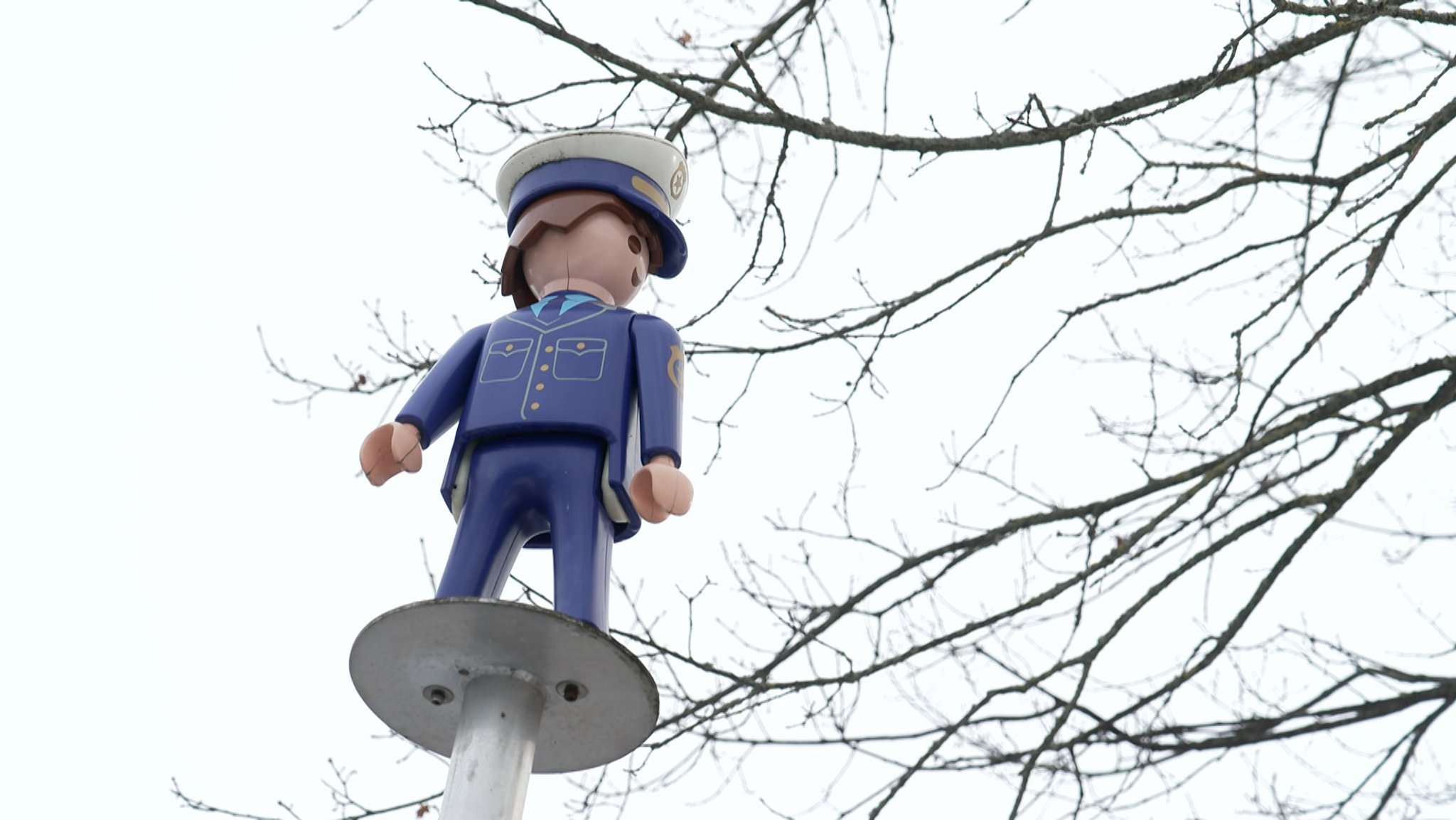 Eine Playmobil-Figur steht auf einer Säule.