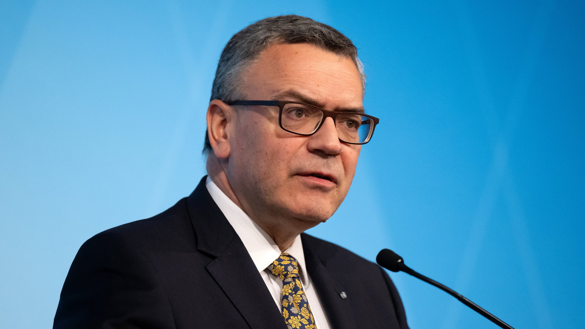 München, 28.01.25: Florian Herrmann (CSU), Leiter der bayerischen Staatskanzlei, nimmt nach einer Kabinettssitzung an Pressekonferenz teil.