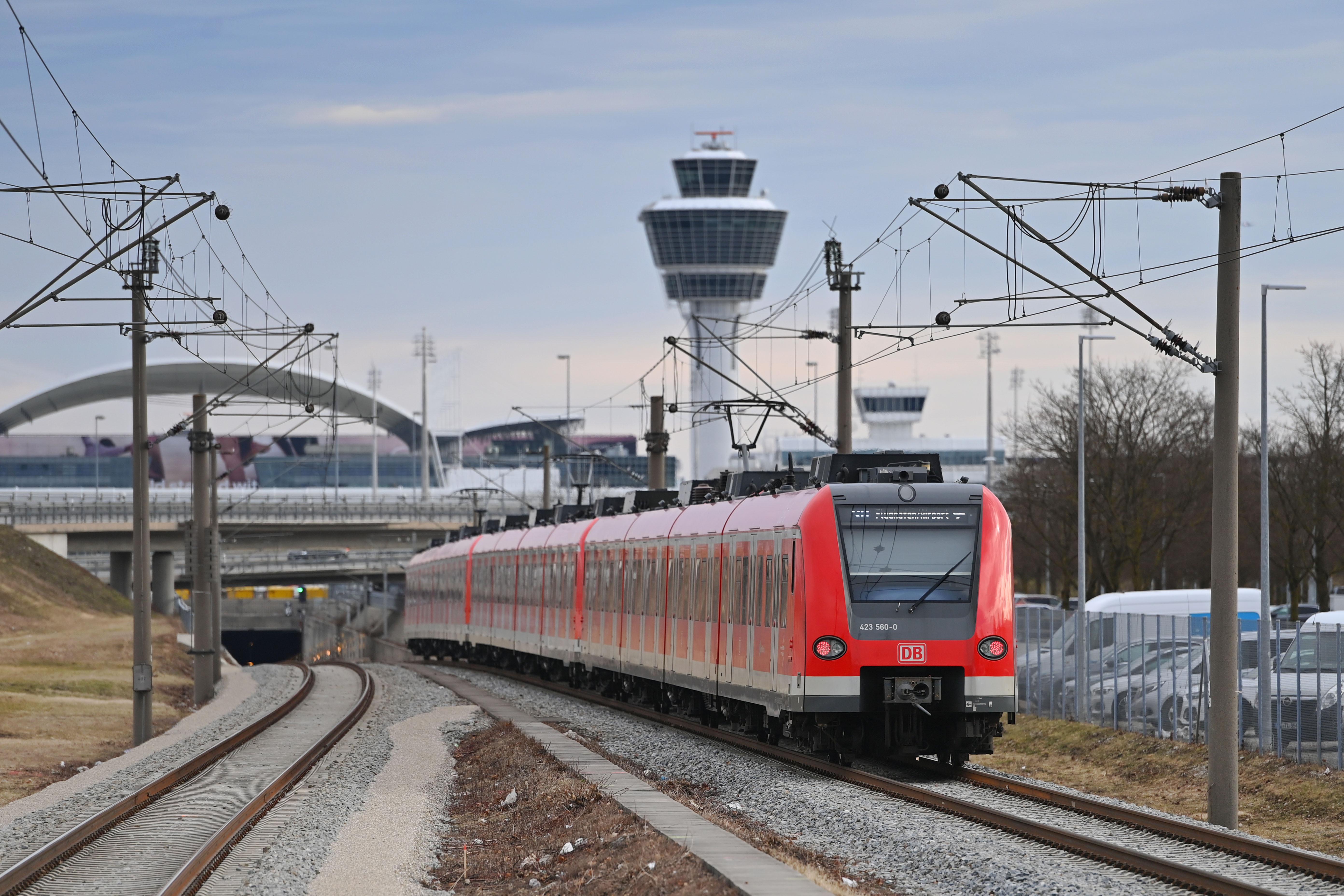 Einfahrende S-Bahn am S-Bahnhof Besucherpark am Flughafen München