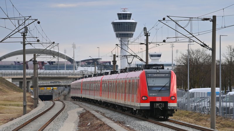 Einfahrende S-Bahn am S-Bahnhof Besucherpark am Flughafen München