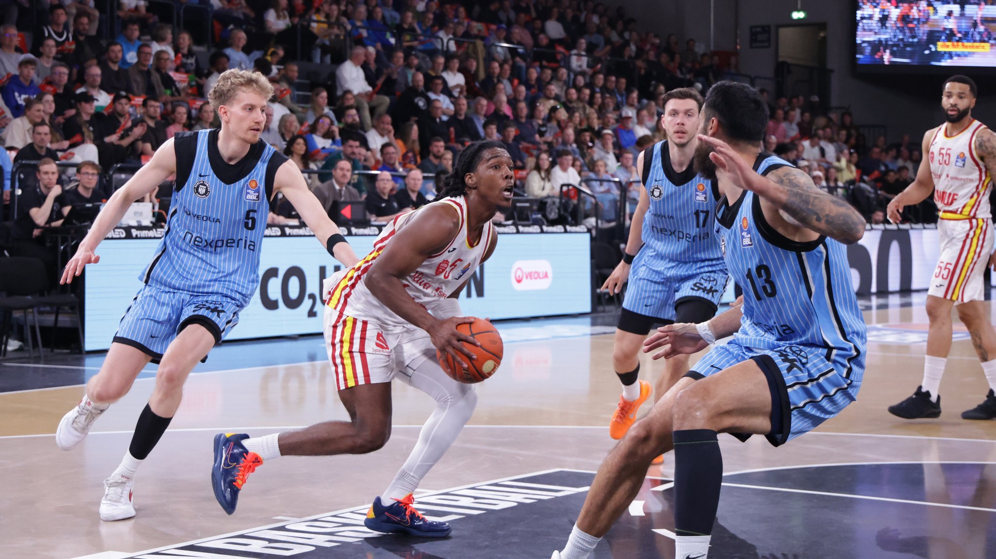 Marcus Carr (Würzburg Baskets ,5) zieht gegen Hamburg zum Korb.