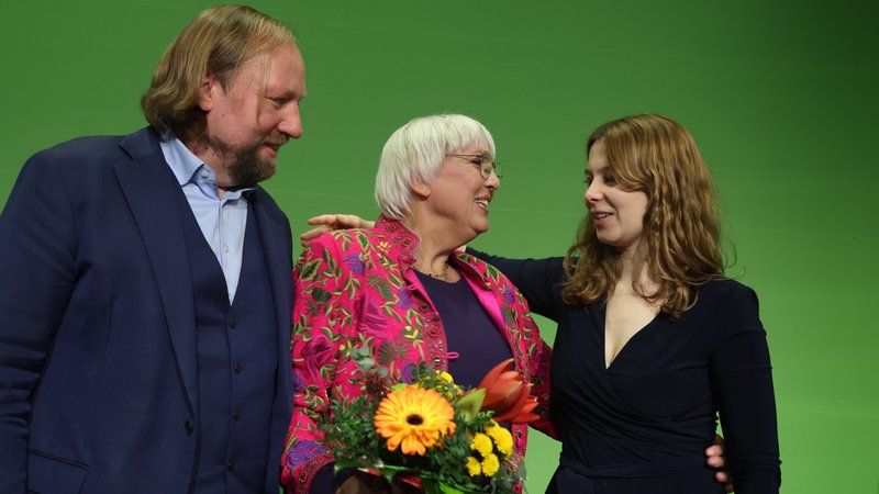 Anton Hofreiter, Claudia Roth und Jamila Schäfer stehen beim Parteitag der bayerischen Grünen, nach ihrer Wahl auf der Bühne. | Bild: Karl-Josef Hildenbrand/dpa +++ dpa-Bildfunk +++ Anton Hofreiter, Claudia Roth und Jamila Schäfer stehen beim Parteitag der bayerischen Grünen, nach ihrer Wahl auf der Bühne.