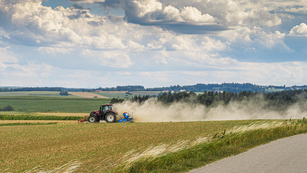 Ein Landwirt  bestellt sein Feld im Isental