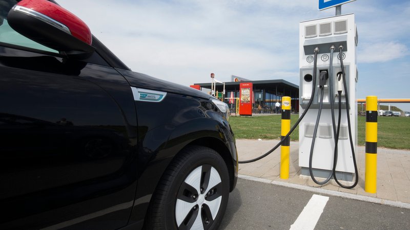 Ladesäule an einer Raststätte | Bild: pa/dpa/Ulrich Baumgarten Ladesäule an einer Raststätte