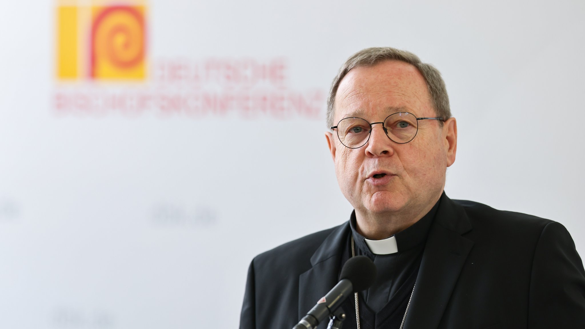 Der scheidende Vorsitzenden Georg Bätzing spricht vor Beginn der Frühjahrsvollversammlung der Deutschen Bischofskonferenz. | Bild: picture alliance/dpa | Daniel Löb Der scheidende Vorsitzenden Georg Bätzing spricht vor Beginn der Frühjahrsvollversammlung der Deutschen Bischofskonferenz.