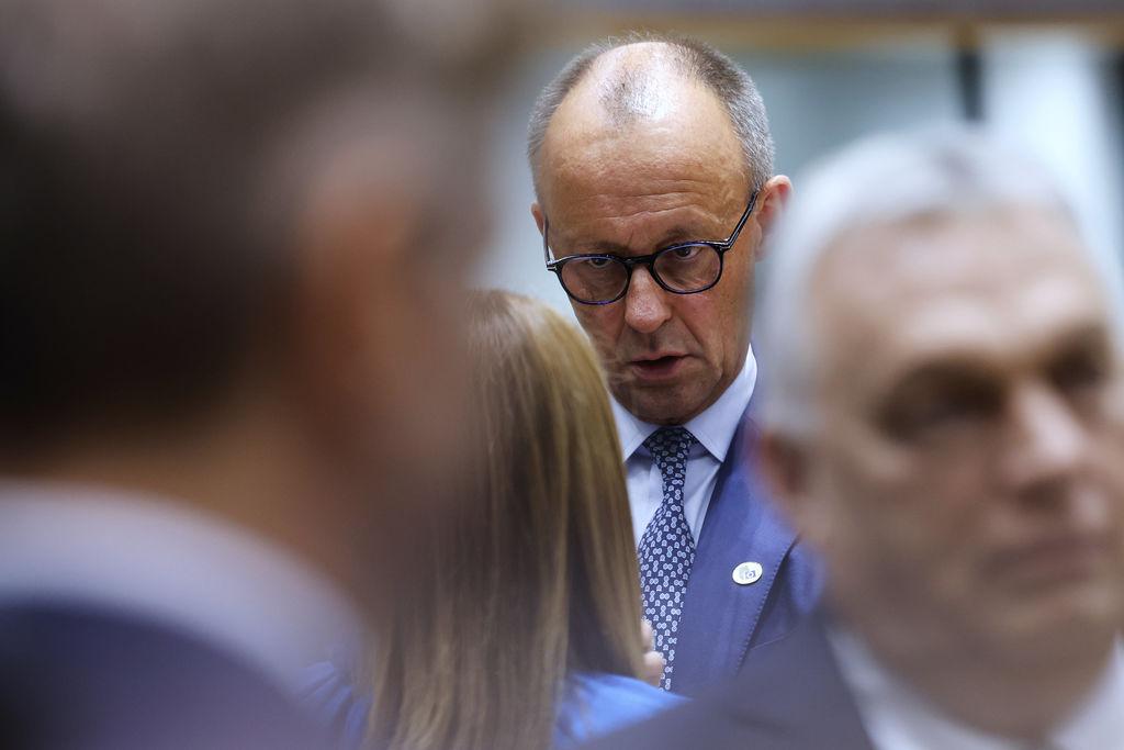 Der deutsche Bundeskanzler Friedrich Merz (CDU) im Gespräch bei einem EU-Gipfel. 