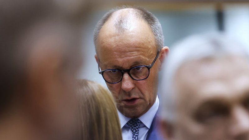 Der deutsche Bundeskanzler Friedrich Merz (CDU) im Gespräch bei einem EU-Gipfel. | Bild: dpa-Bildfunk/Geert Vanden Wijngaert Der deutsche Bundeskanzler Friedrich Merz (CDU) im Gespräch bei einem EU-Gipfel.