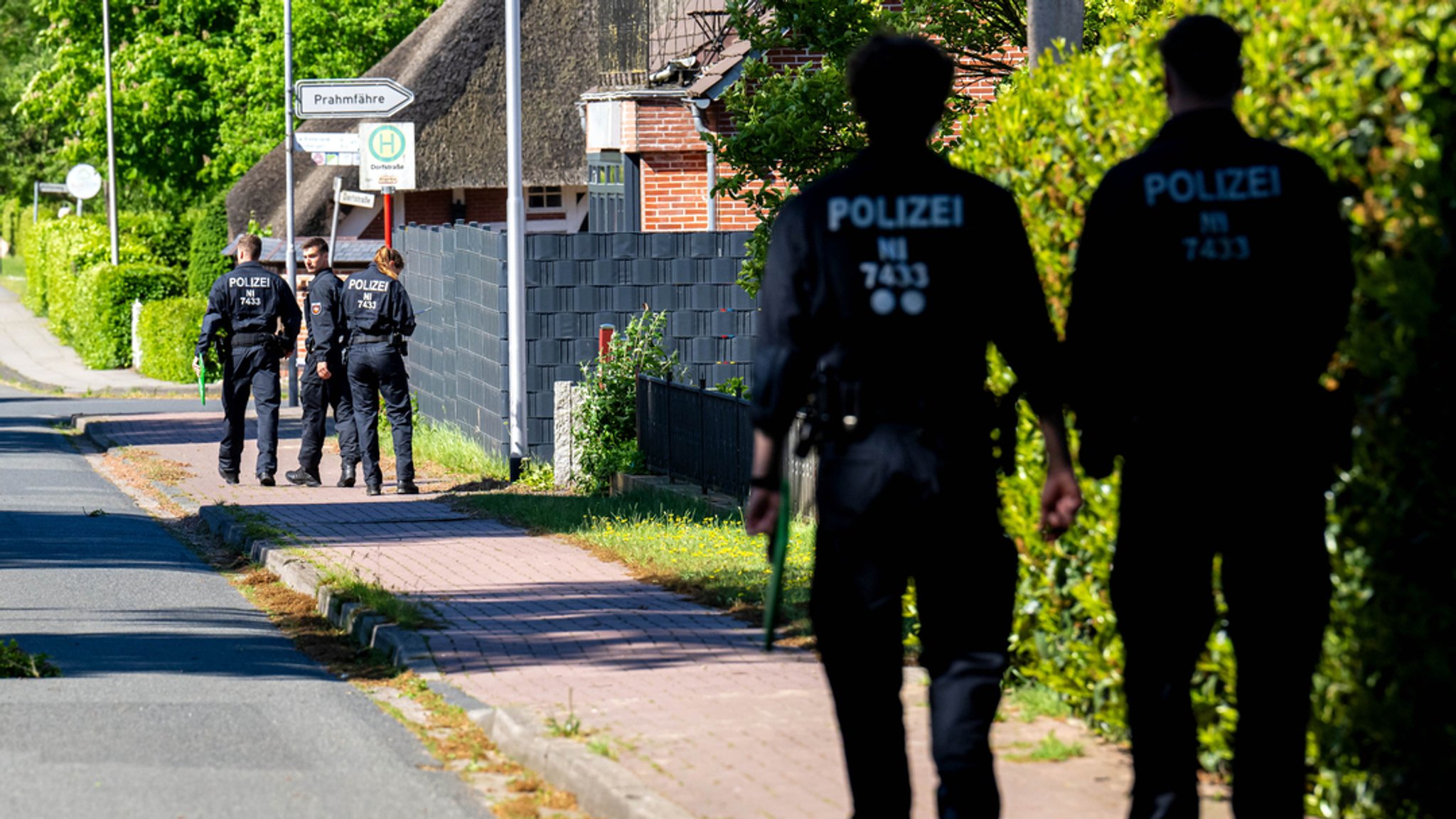 ARCHIV (15.05.2024): Einsatzkräfte der Polizei führen Anwohnerbefragungen im Ortsteil Gräpel in der Nähe von Elm durch. Ziel dieser Maßnahme ist es, mögliche Hinweise bei der Suche nach dem vermissten Arian zu erhalten.