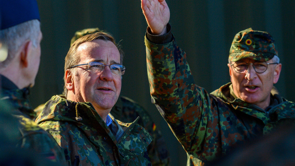 Verteidigungsminister Boris Pistorius (SPD) bei einem Truppenbesuch in Sachsen-Anhalt. Am 30. März wird er in Unterfranken erwartet. Der zehnten Panzerdivsion wird eine niederländische Brigade unterstellt. Deutschland und die Niederlande bauen ihre militärische Zusammenarbeit weiter aus. 