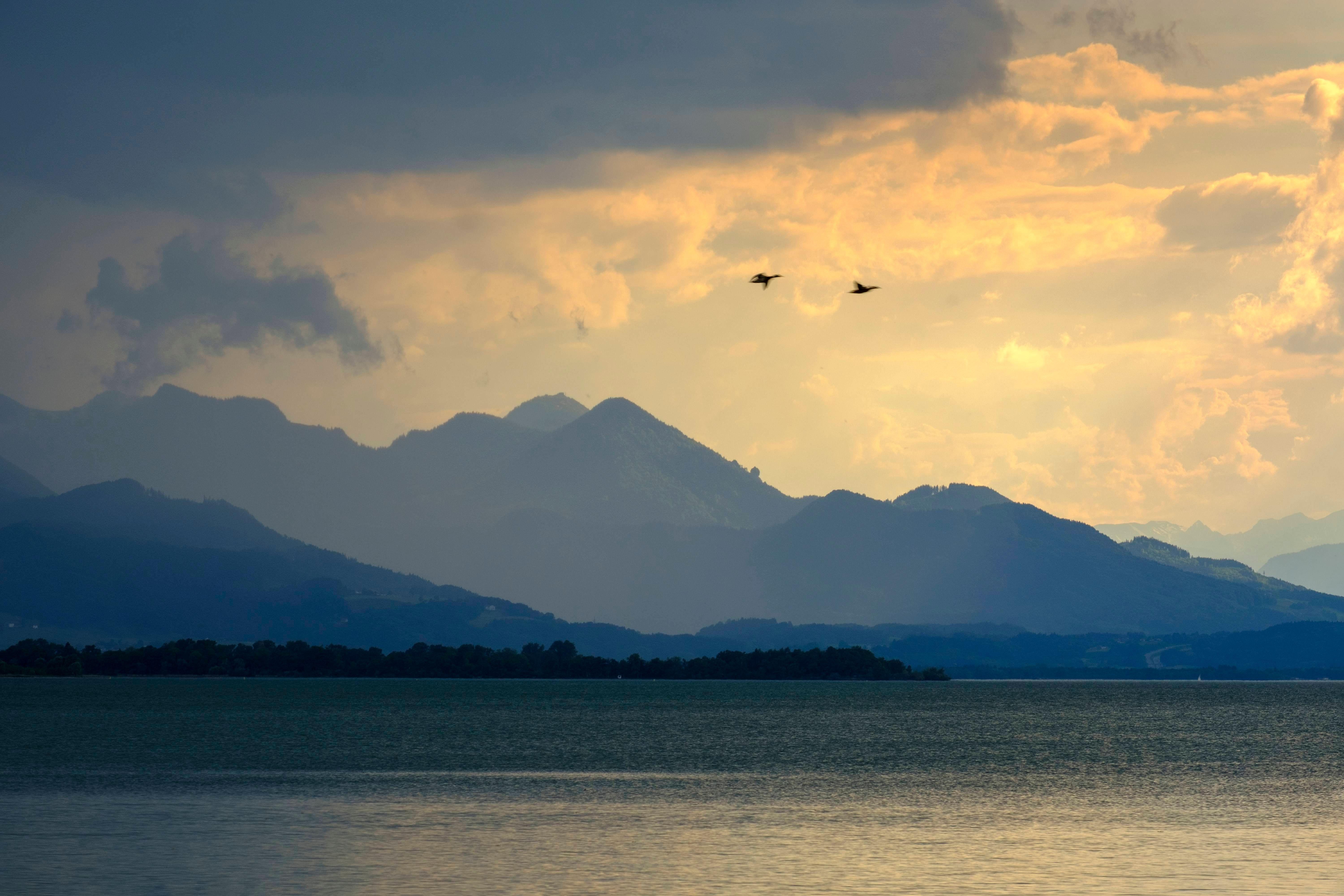 Archivbild: Gewitterwolke zieht am Chiemsee auf