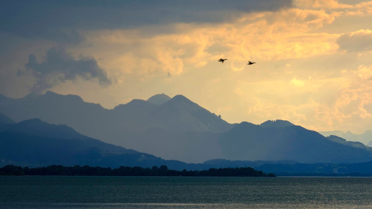 Archivbild: Gewitterwolke zieht am Chiemsee auf