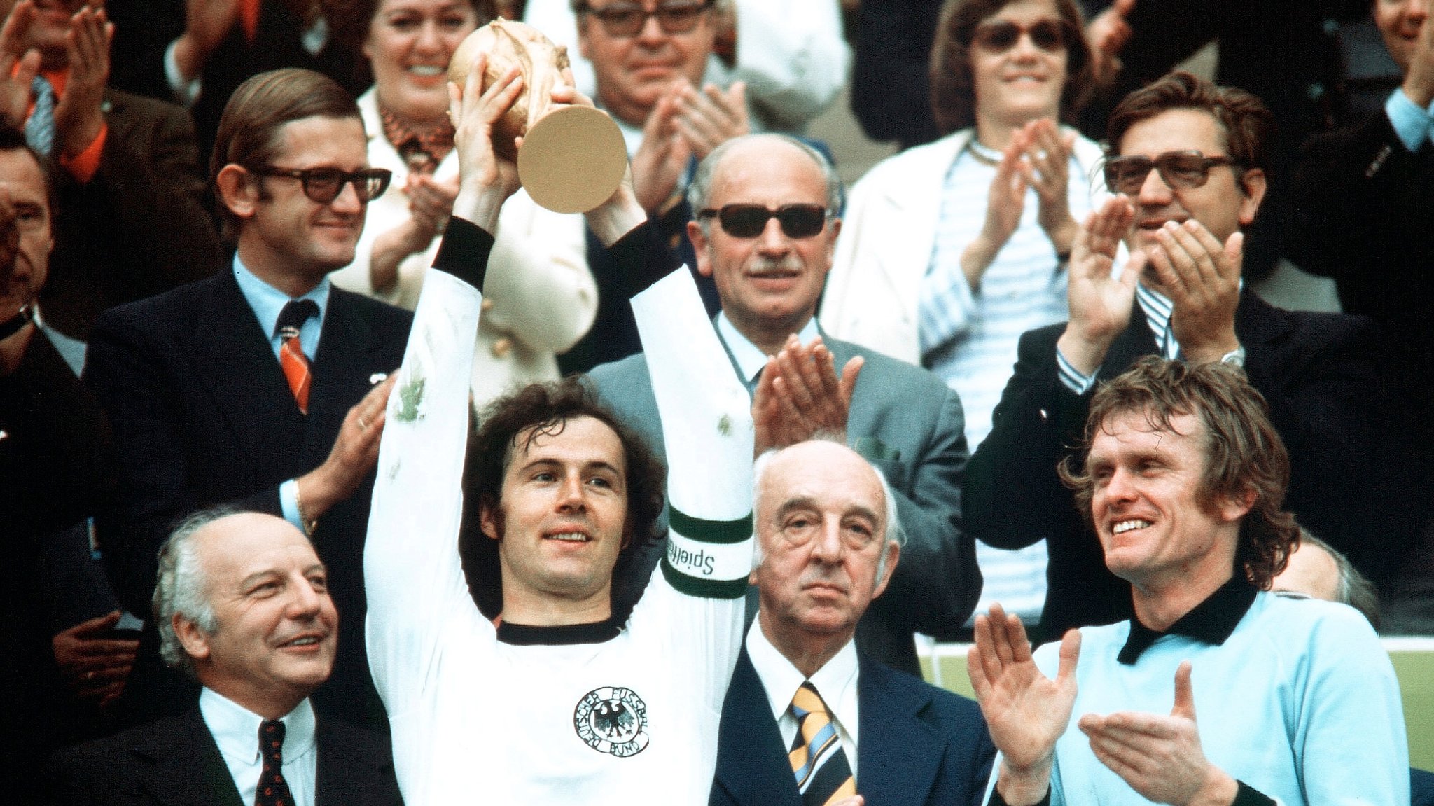 1974: Franz Beckenbauer reckt den WM-Pokal in die Höhe