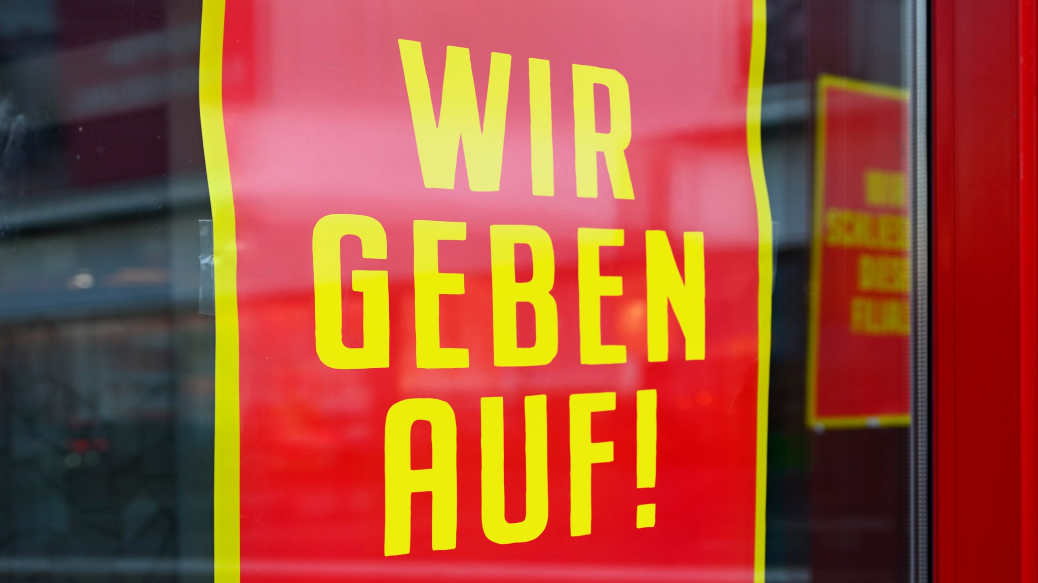 Schild an einem Schaufenster deutet auf eine baldige Schließung des Geschäfts hin. | Bild: picture alliance / CHROMORANGE | Christian Ohde Schild an einem Schaufenster deutet auf eine baldige Schließung des Geschäfts hin.