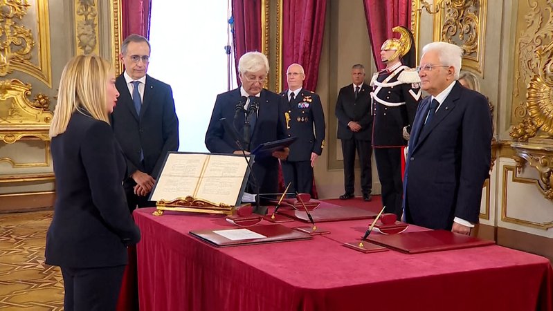 Giorgia Meloni ist nun offiziell die erste Frau in der Geschichte Italiens im Amt der Regierungschefin. Die Parteichefin der Fratelli d'Italia legte zusammen mit ihrer Ministerriege vor Staatschef Mattarella den Eid ab.