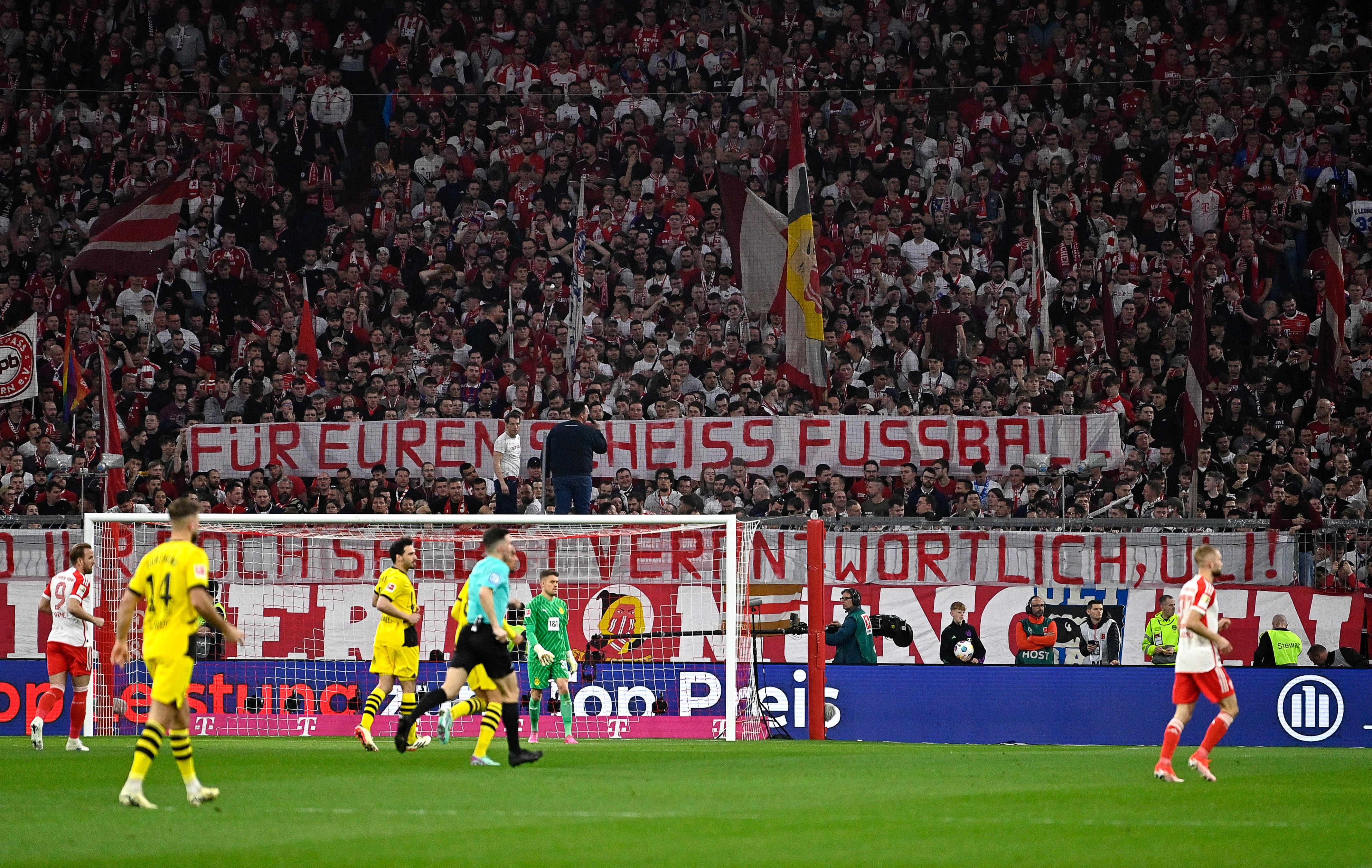 Fanplakat, Banner, Plakat, Spruchband, Fanaktion Replik gegen Uli Hoeneß