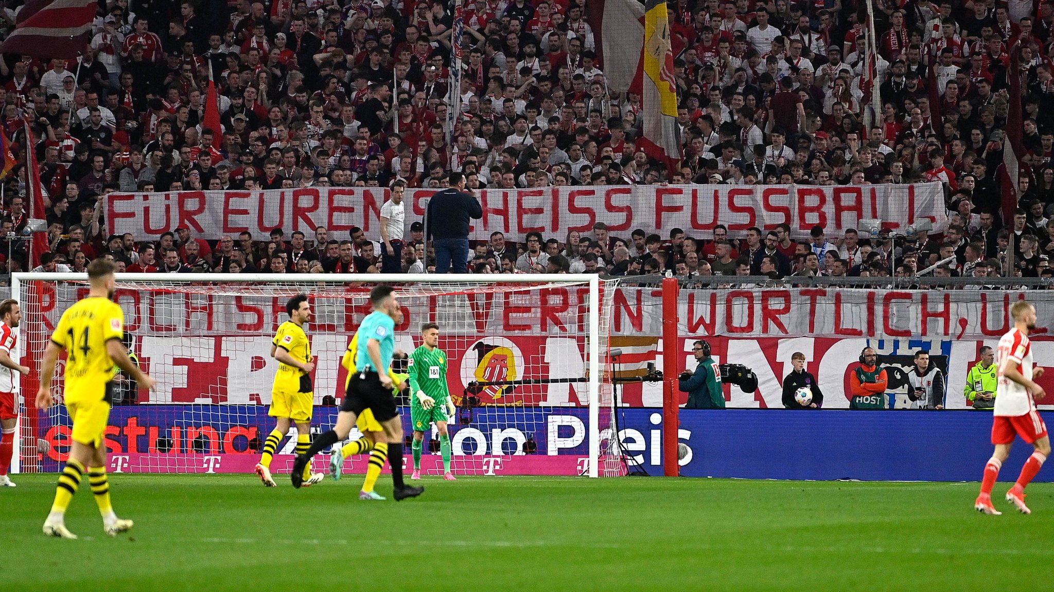 Fanplakat, Banner, Plakat, Spruchband, Fanaktion Replik gegen Uli Hoeneß