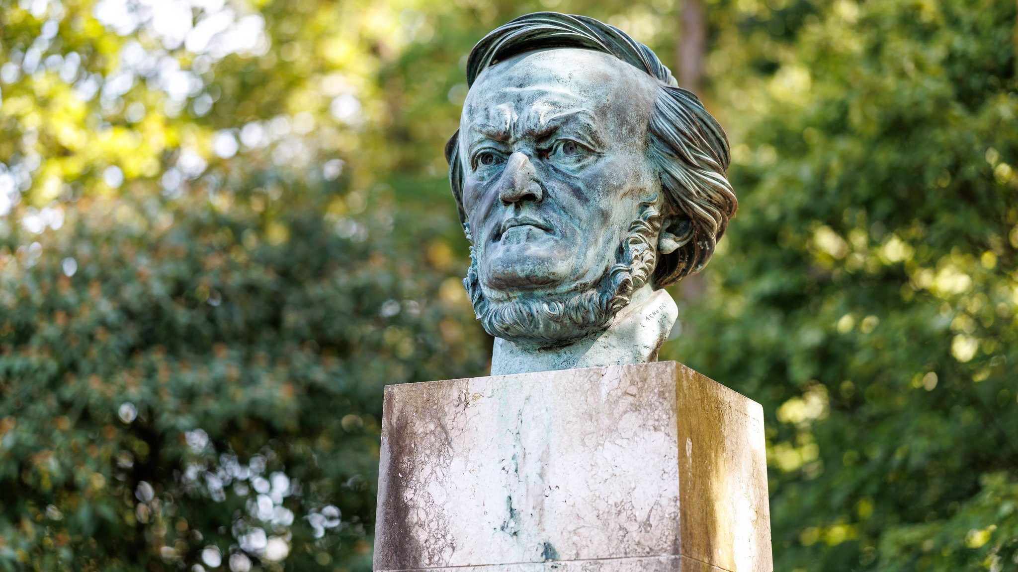 Die Porträtbüste aus Bronze von Richard Wagner vor dem Festspielhaus Bayreuth aus dem Jahr 1986 wurde von Arno Breker geschaffen. | Bild: picture alliance / dpa | Matthias Balk Die Porträtbüste aus Bronze von Richard Wagner vor dem Festspielhaus Bayreuth aus dem Jahr 1986 wurde von Arno Breker geschaffen.