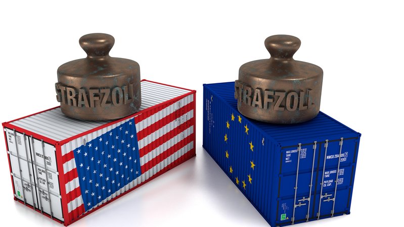 Zwei Container mit Flaggen von USA und EU | Bild: picture alliance / Klaus-Dieter Esser Zwei Container mit Flaggen von USA und EU