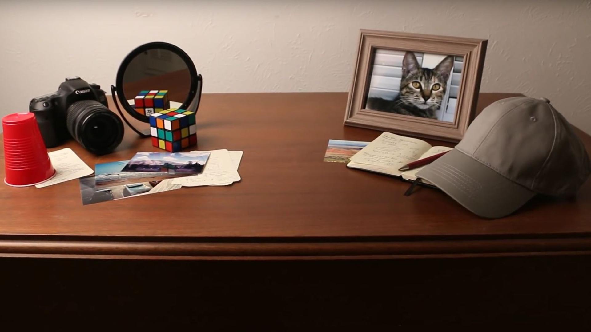 старинный стол писателя. карандаши на столе валяются. вещи на столе. книга на столе вид сверху. книга с пером.