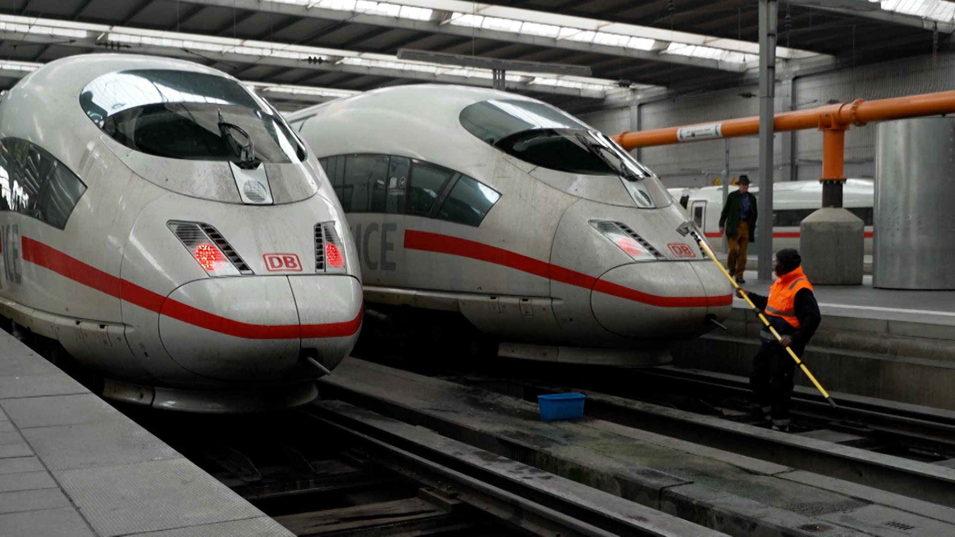 Zwei ICE-Züge der Deutschen Bahn stehen am Münchner Hauptbahnhof nebeneinander und werden gereinigt.