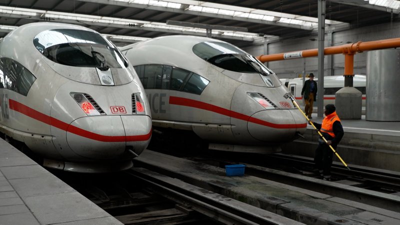 Zwei ICE-Züge der Deutschen Bahn stehen am Münchner Hauptbahnhof nebeneinander und werden gereinigt. | Bild: BR Zwei ICE-Züge der Deutschen Bahn stehen am Münchner Hauptbahnhof nebeneinander und werden gereinigt.
