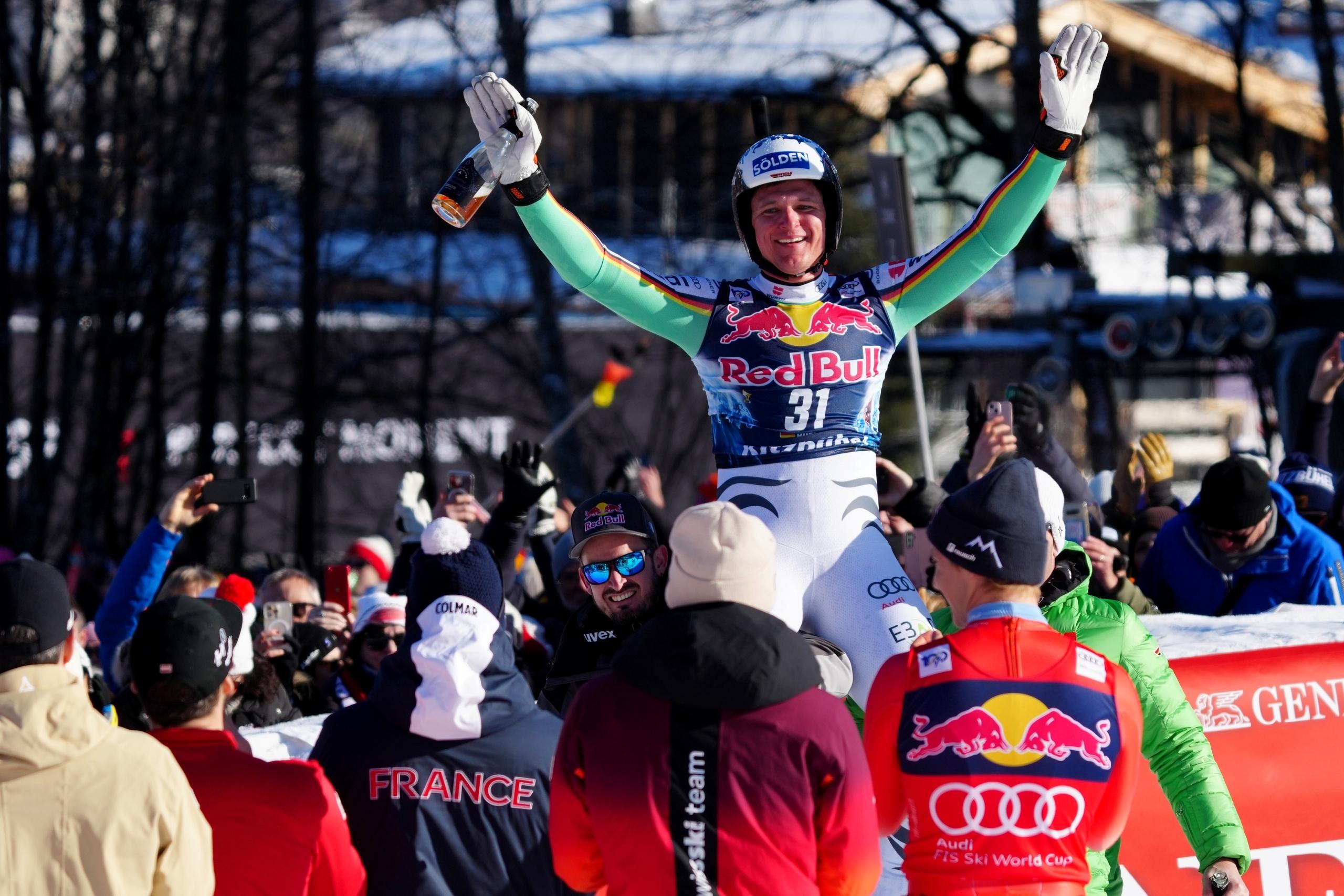 Thomas Dreßen wird im Zielraum gefeiert