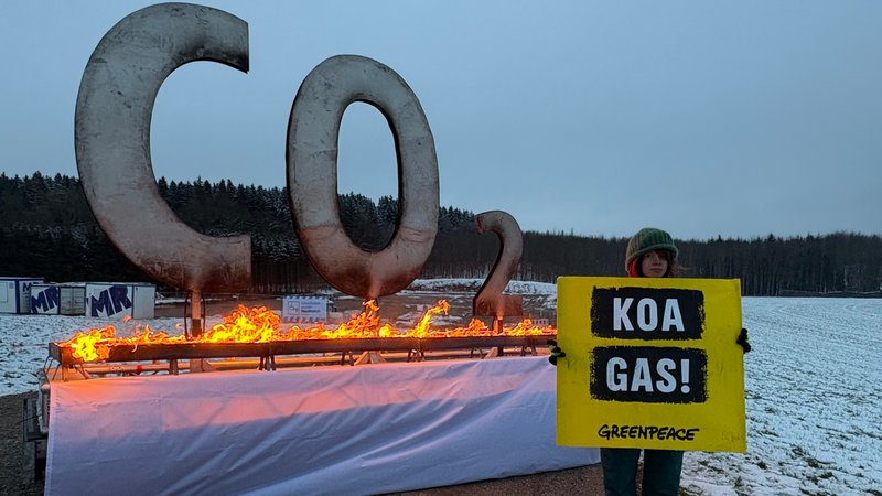 Aktivisten von Greenpeace haben in Reichling ein CO2-Zeichen entzündet. Mit der Stahlinstallation protestieren sie geplante Erdgasbohrungen. | Bild: BR / Robert Glawatz Aktivisten von Greenpeace haben in Reichling ein CO2-Zeichen entzündet. Mit der Stahlinstallation protestieren sie geplante Erdgasbohrungen.