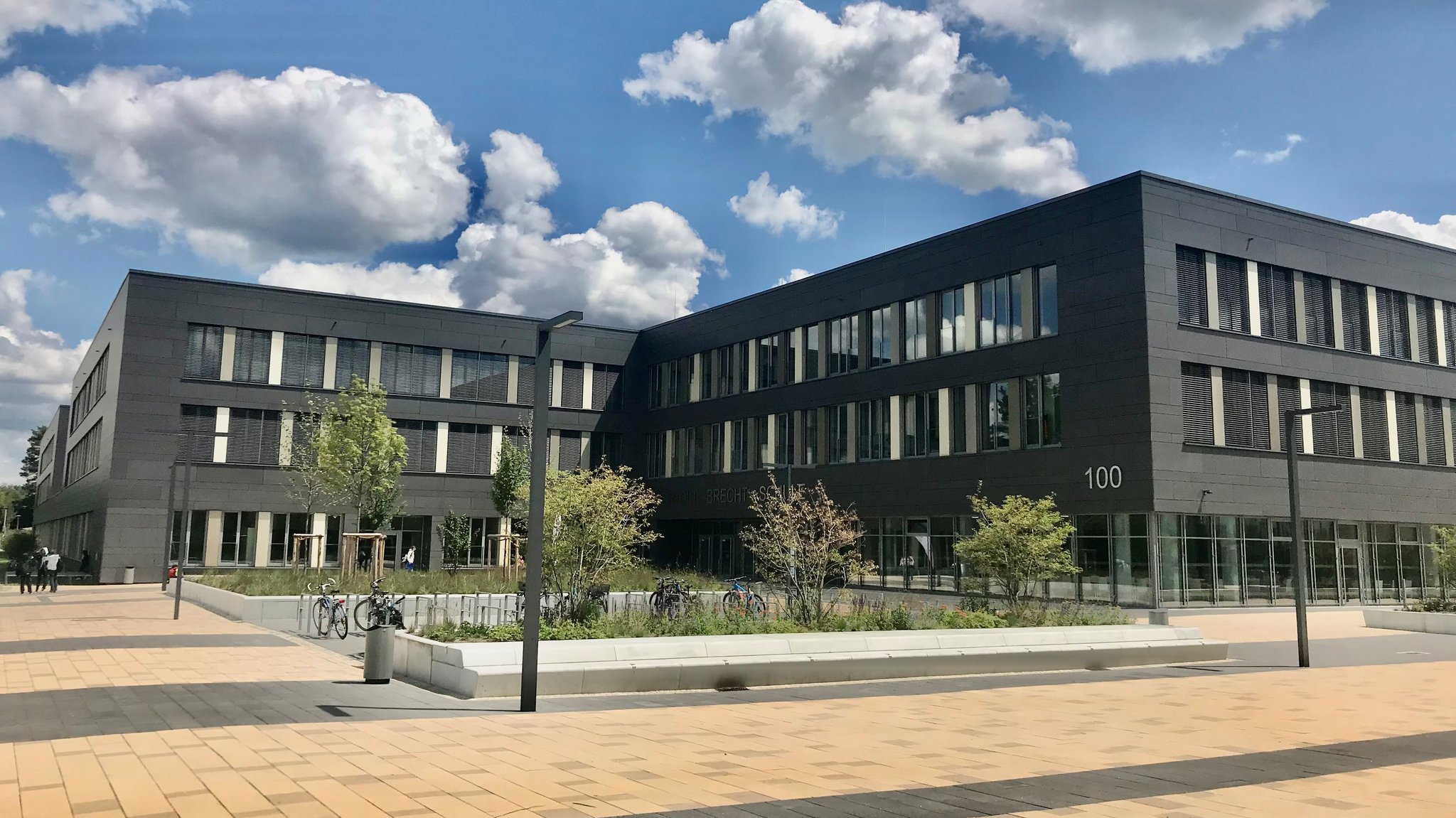Das neue Schulgebäude der Bertolt-Brecht-Schule in Nürnberg | Bild: BR24/Reiner Das neue Schulgebäude der Bertolt-Brecht-Schule in Nürnberg