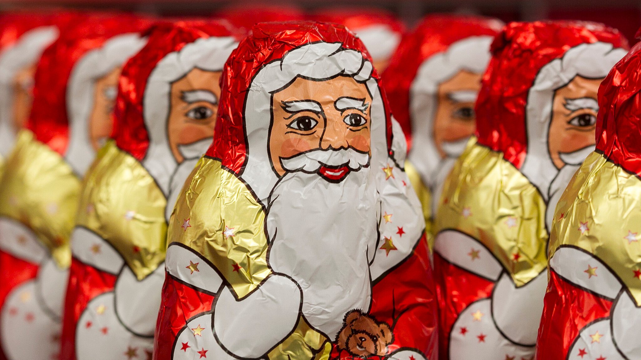 Nikolaus aus Schokolade im Regal eines Supermarktes | Bild: picture alliance / Eibner-Pressefoto | Eibner-Pressefoto Nikolaus aus Schokolade im Regal eines Supermarktes