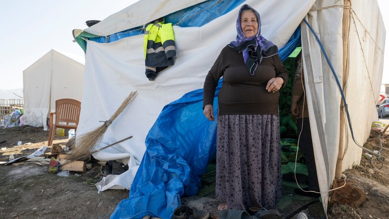 Eine Frau steht in Ördekdede vor ihrer Notunterkunft. 