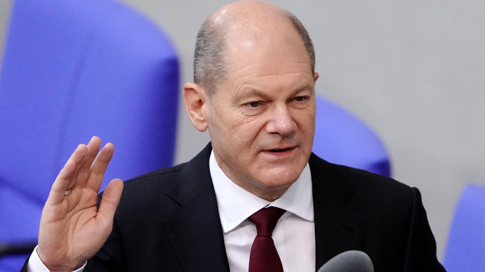 Der neu gewählte Bundeskanzler Olaf Scholz (SPD) legt im Bundestag den Amtseid für seine erste Amtszeit ab.