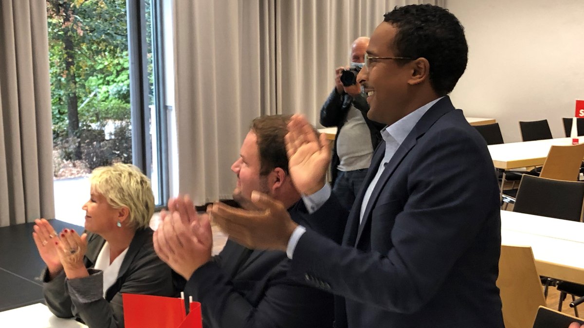 Applaus bei der SPD Nürnberg nach der ersten Prognose. Links SPD-Direktkandidatin im Wahlkreis Nürnberg-Nord, Gabriela Heinrich, rechts SPD-Chef Nasser Ahmed.