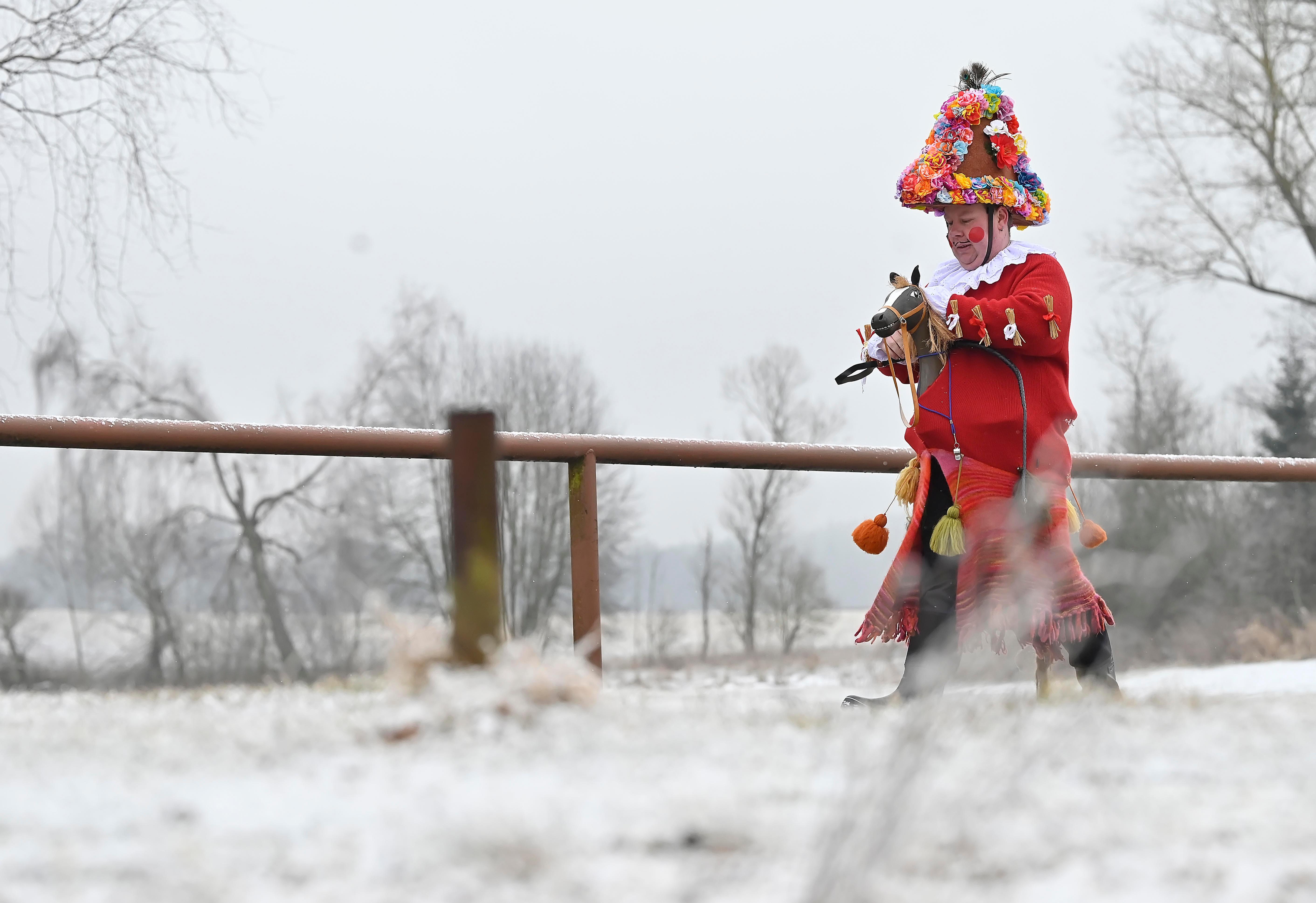 Ein verkleideter Mann reitet auf einem Steckenpferd (Symbolbild)